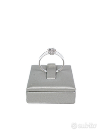 Anello fiore in oro e diamanti