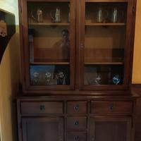 tavoli panche credenza piatti per pizza coltelli 