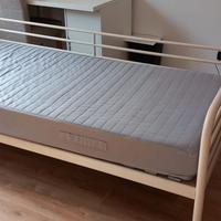 Letto singolo con materasso in buone condizioni