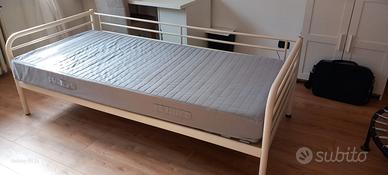 Letto singolo con materasso in buone condizioni
