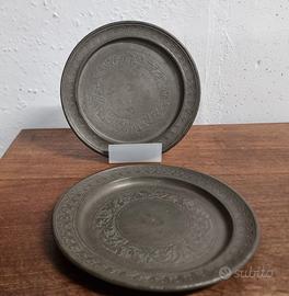 Coppia piattini in peltro vintage decorato Ø 20 cm