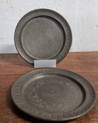 Coppia piattini in peltro vintage decorato Ø 20 cm