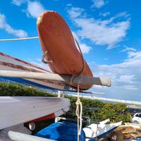 canoa monoposto in plastica rossa