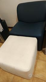 Poltroncina moderna blu con pouf bianco