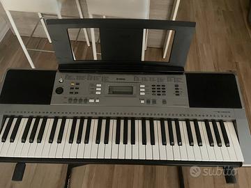 Tastiera Yamaha PSR-E353 con supporto