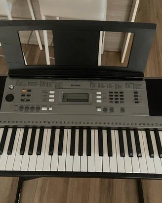 Tastiera Yamaha PSR-E353 con supporto