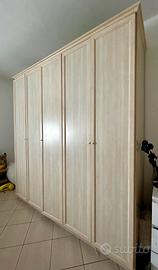 Armadio 5 ante battenti color legno chiaro