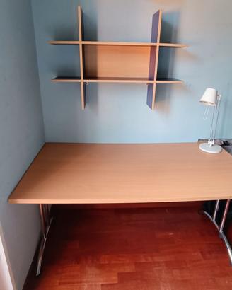 Scrivanie in legno.