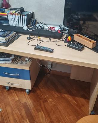 scrivania con piano girevole e cassettiera 