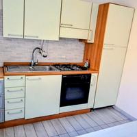 cucina con elettrodomestici