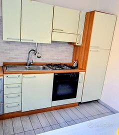 cucina con elettrodomestici