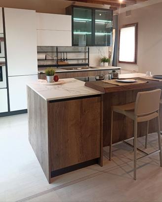 CUCINA CON ISOLA E ELETTRODOMESTICI DI ESPOSIZIONE