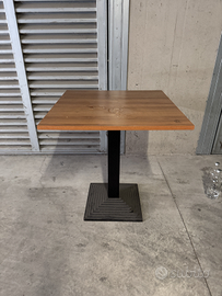 45 tavoli con base in acciaio.