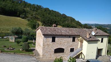 Casa colonica con garage e corte comune