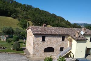 Casa colonica con garage e corte comune