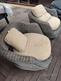 2 poltrone uno più  con cuscini 