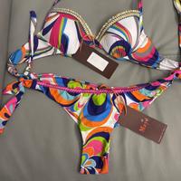 Costume nuovo con etichetta