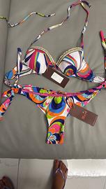 Costume nuovo con etichetta