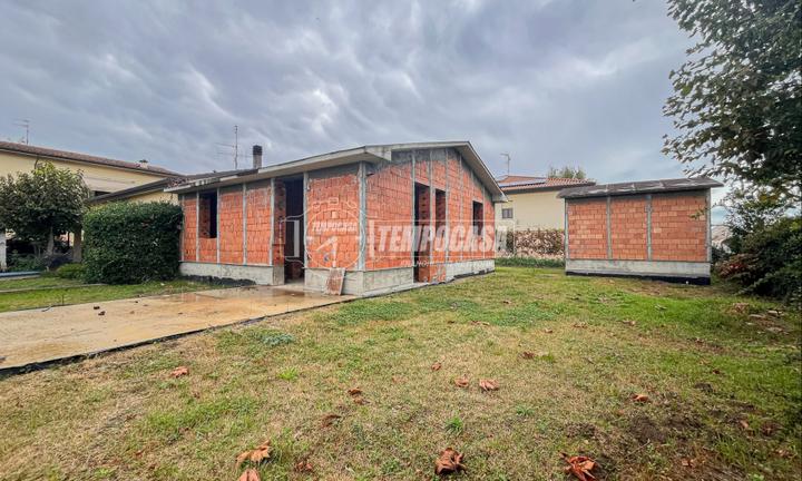 CASA INDIPENDENTE SU 4 LATI A CASTIGLIONE DI CERVI