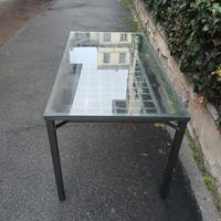 tavolo in ferro con lastra di vetro