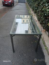 tavolo in ferro con lastra di vetro
