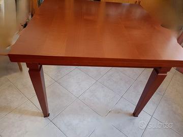 Tavolo di legno estensibile