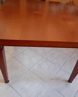 Tavolo di legno estensibile
