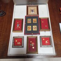 collezione di quadretti con moneta dorate e simbo