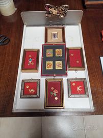 collezione di quadretti con moneta dorate e simbo