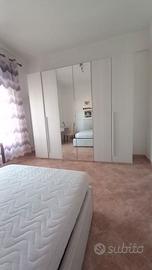 Stanza con bagno privato e cucina condivisa