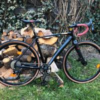 Bici Gravel tenuta in esposizione