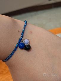 Bracciale con perline blu e ciondoli colorati