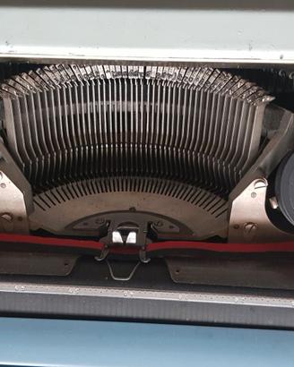 Macchina da scrivere vintage Olivetti Studio 44 L