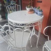 Tavolo e poltroncine