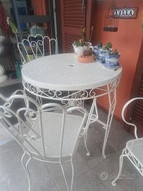Tavolo e poltroncine