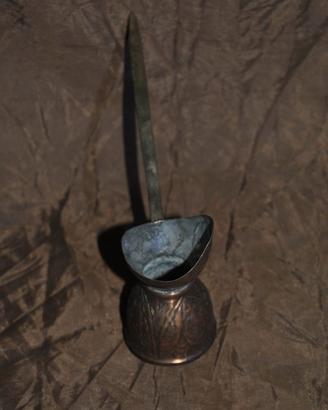 Antico mestolo dosatore liquori in rame decorato