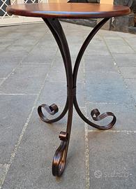 Tavolino in ferro battuto con piano in legno