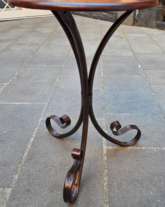 Tavolino in ferro battuto con piano in legno