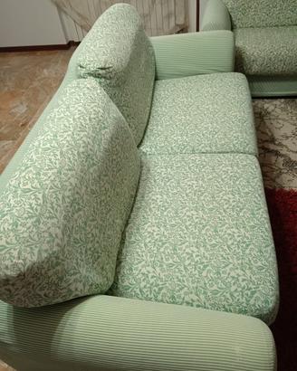 Divano e poltrona in tessuno verde chiaro