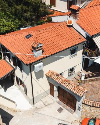 Log: splendida casetta pari al nuovo con cortile
