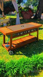 Barbecue a gas con struttura in legno