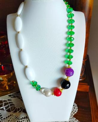 collana con pietre dure e cristalli