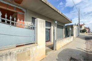 Ampio locale commerciale con giardino