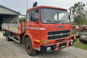 Iveco 130 con gru