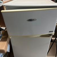 Piccolo frigo con congelatore