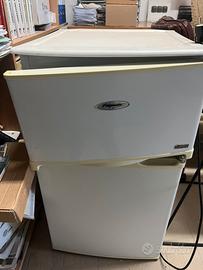 Piccolo frigo con congelatore