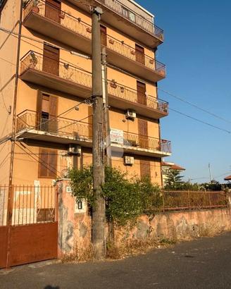 RAPISARDI- Ampio 4 vani luminoso con posto auto