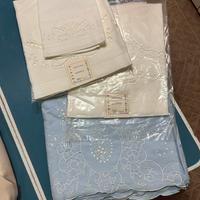 Lenzuola ricamate con federe e asciugamani