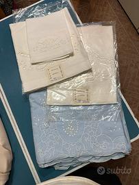 Lenzuola ricamate con federe e asciugamani