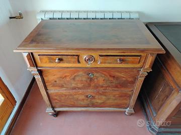 Comò antico in legno pregiato.